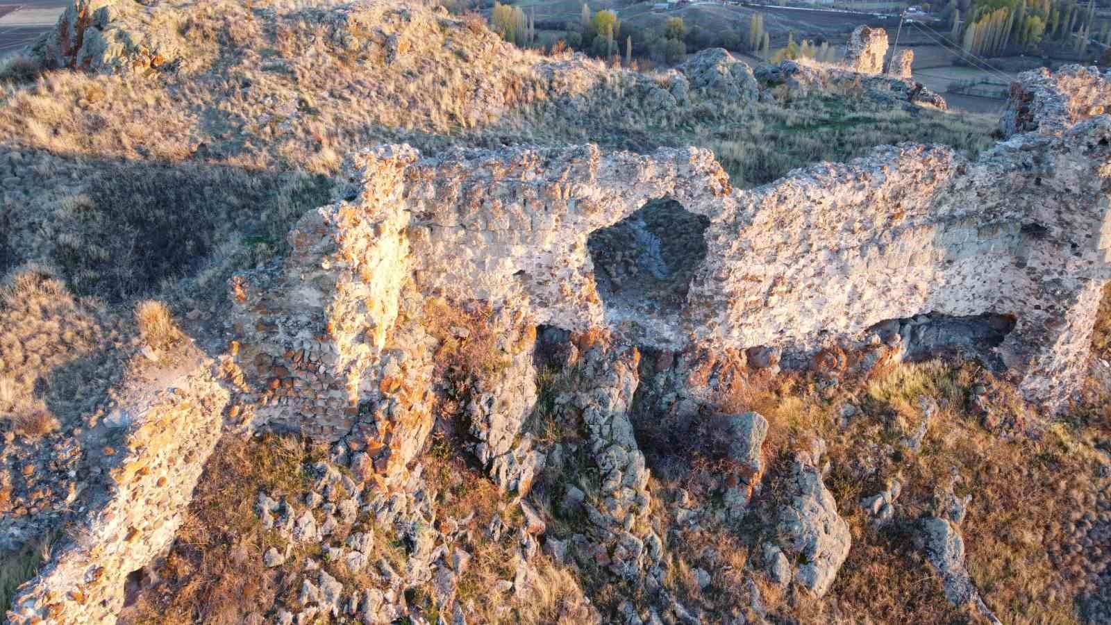 YOZGAT'IN AKDAĞMADENİ İLÇESİNE BAĞLI MUŞALİKALESİ (BEHRAMŞAH KALESİ), DRON KAMERASIYLA HAVADAN...