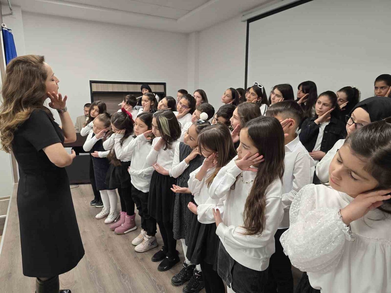 YOZGAT'TA GÖREV YAPAN ÜÇ FEDAKÂR MÜZİK ÖĞRETMENİ, ÇOCUKLARA MÜZİĞİN ÇOK SESLİ DÜNYASINI AÇMAK...