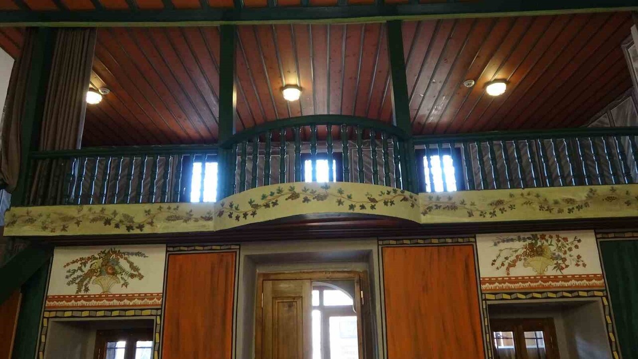 YOZGAT'TA TEKKE MAHALLESİNDE YER ALAN TEKKE ARAPDEDE CAMİİ ASIRLIK GEÇMİŞİYLE AYAKTA DURUYOR.