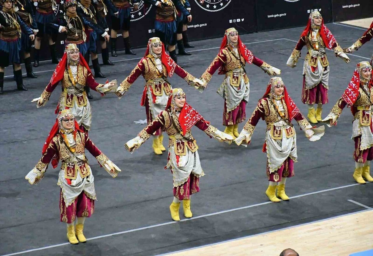 YUNUSEMRE BELEDİYESİ, GELENEKSEL KÜLTÜRÜ YAŞATMAK VE HER YAŞTAN BİREYİ HALK OYUNLARIYLA...