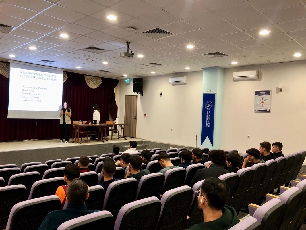 YURTTA KALAN ÖĞRENCİLERE BİLGİLENDİRMEDE BULUNULDU