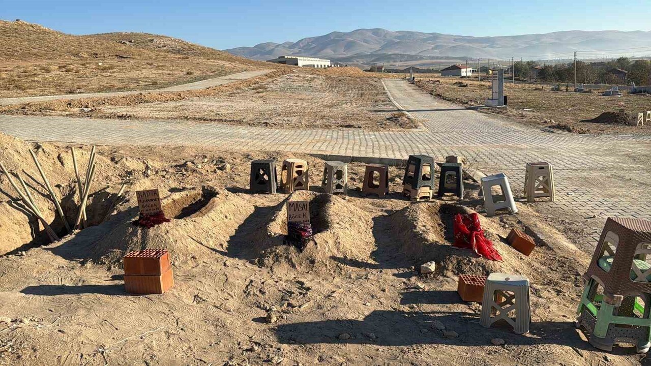 ZEHİRLENME OLAYININ ARDINDAN HAYATINI KAYBEDEN ANNE VE ÇOCUKLARI YAN YANA DEFNEDİLİRKEN, ANNE VE...