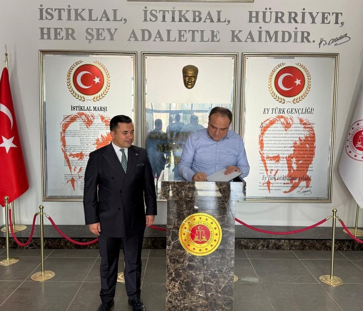 ZİYARET SIRASINDA ŞEREF DEFTERİNİ İMZALAYAN ANAYASA MAHKEMESİ BAŞKANVEKİLİ BASRİ BAĞCI, YENİ...