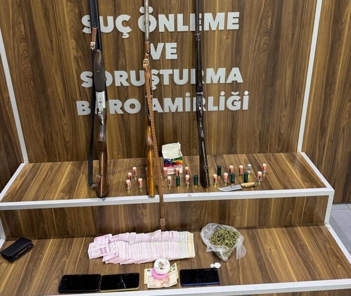 ZMİR'İN GAZİEMİR İLÇESİNDE DÜZENLENEN OPERASYONDA, UYUŞTURUCU MADDE TİCARETİ YAPTIKLARI BELİRLENEN...