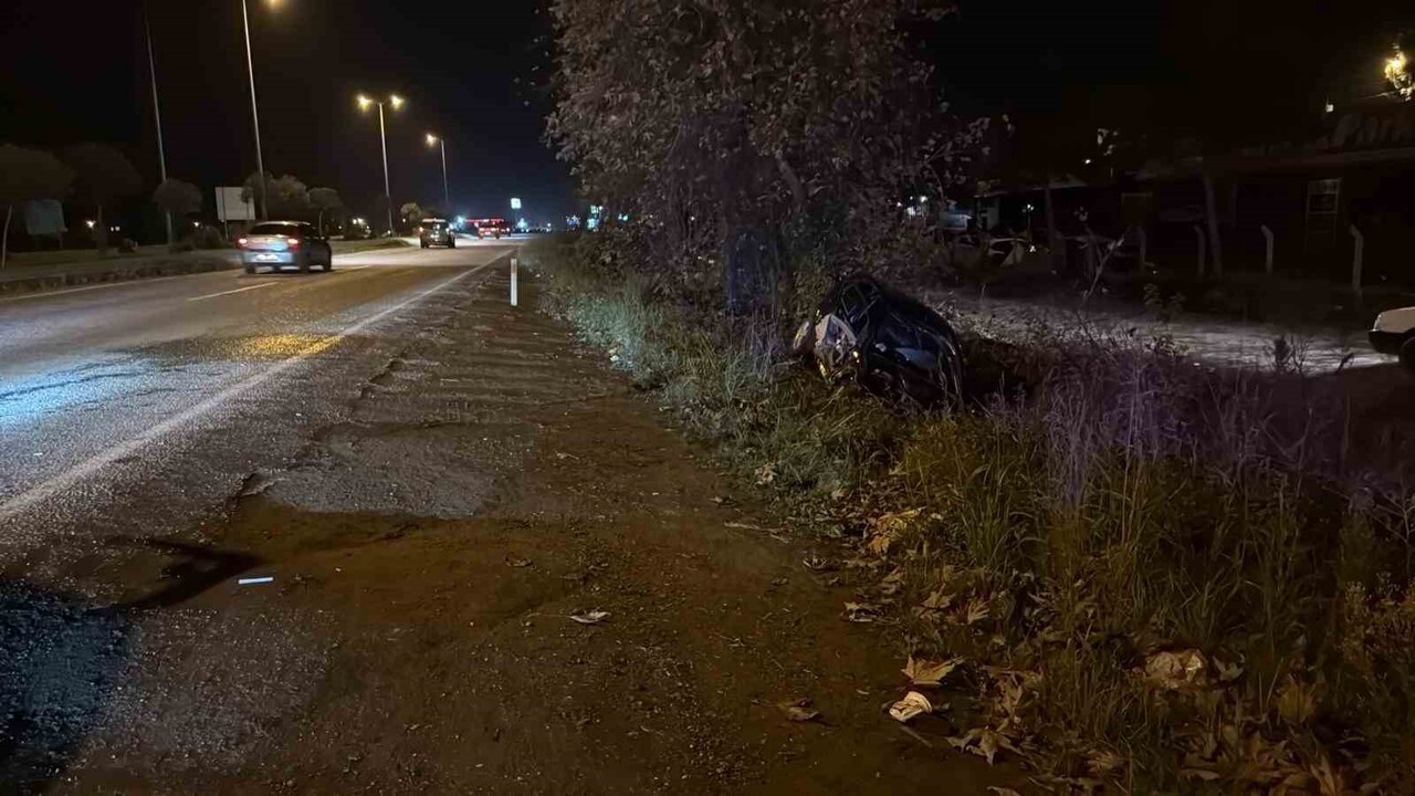 ZONGULDAK'IN ÇAYCUMA İLÇESİNDE AKŞAM SAATLERİNDE MEYDANA GELEN TRAFİK KAZASINDA SÜRÜCÜSÜNÜN...