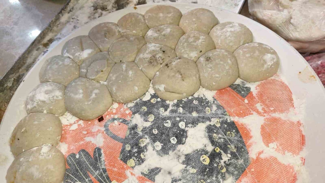 ZONGULDAK'IN DEVREK İLÇESİNDE SAĞLIĞA AYKIRI İMALAT YAPTIĞI GEREKÇESİYLE MÜHÜRLENEN PİDECİ...