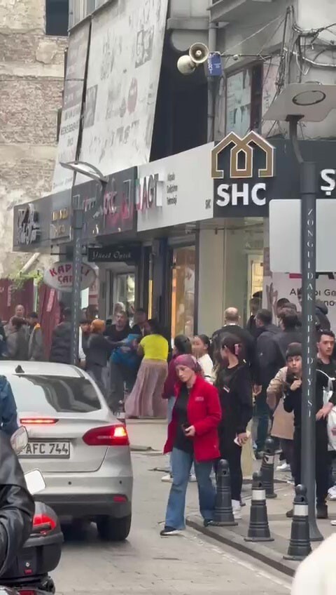 ZONGULDAK'TA İKİ GRUP ARASINDA ÇIKAN TARTIŞMA KAVGAYA DÖNÜŞTÜ. POLİSİN BİBER GAZLI MÜDAHALESİYLE...