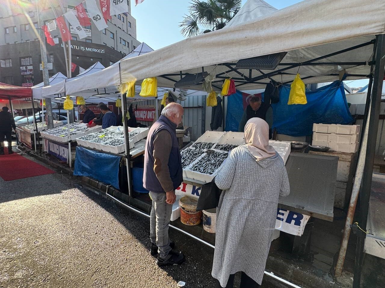 ZONGULDAK BALIK HALİ ESNAFI BATUHAN ERTÜRK, KARADENİZ’DE YETİŞEN HAMSİ VE DİĞER BALIK TÜRLERİYLE...
