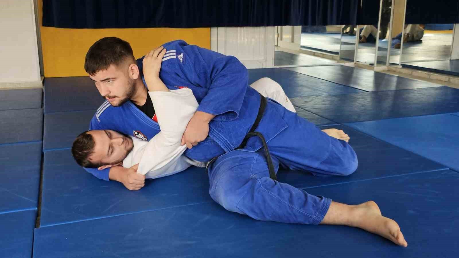 ZONGULDAK BÜLENT ECEVİT ÜNİVERSİTESİ (BEUN) ÖĞRENCİSİ VE MİLLÎ JUDOKA 18 YAŞINDAKİ BERAT HIDIR...