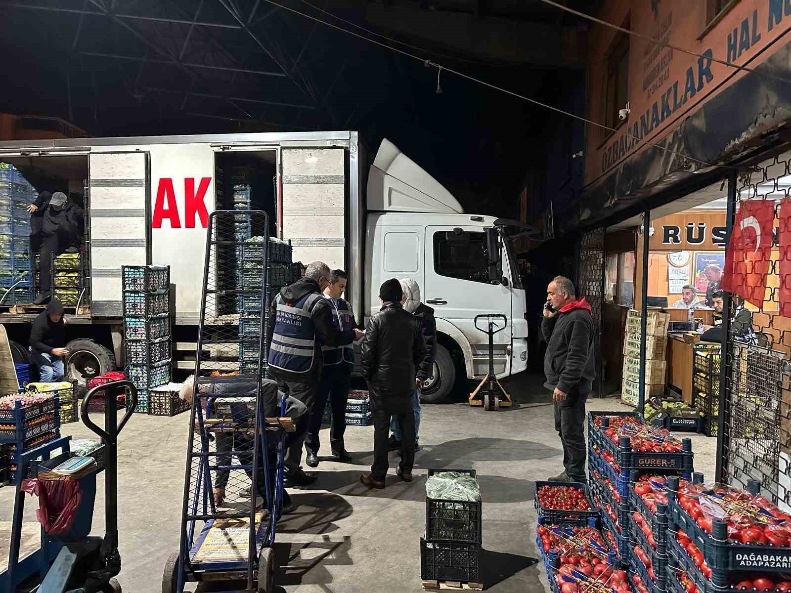 ZONGULDAK DEFTERDARLIĞI'NA BAĞLI DENETİM EKİPLERİ, SABAHA KARŞI ZONGULDAK TOPTANCI HALİ'NE...