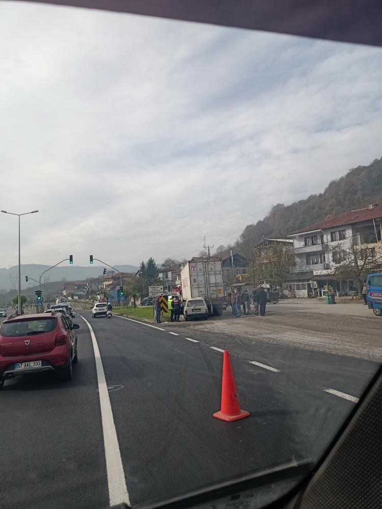 ZONGULDAK-DÜZCE BAĞLANTI YOLUNDA PARK HALİNDEKİ TIRA ARKADAN ÇARPAN OTOMOBİLDE BULUNAN 2 KİŞİ...