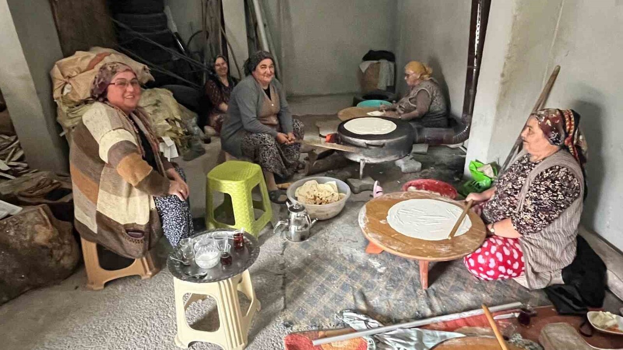 ZONGULDAK (İHA) - ZONGULDAK’IN ALAPLI İLÇESİNDE YAKLAŞIK 500 YILDIR SÜRDÜRÜLEN YUFKA EKMEĞİ...