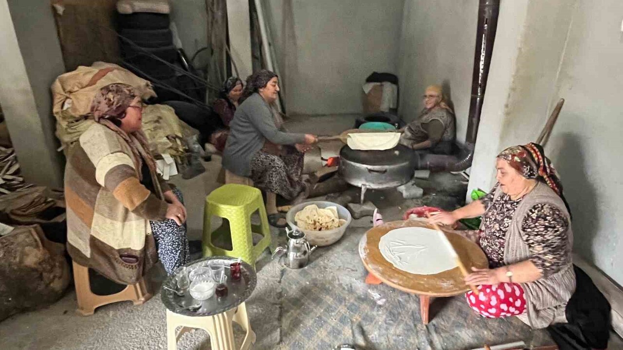 ZONGULDAK (İHA) - ZONGULDAK’IN ALAPLI İLÇESİNDE YAKLAŞIK 500 YILDIR SÜRDÜRÜLEN YUFKA EKMEĞİ...