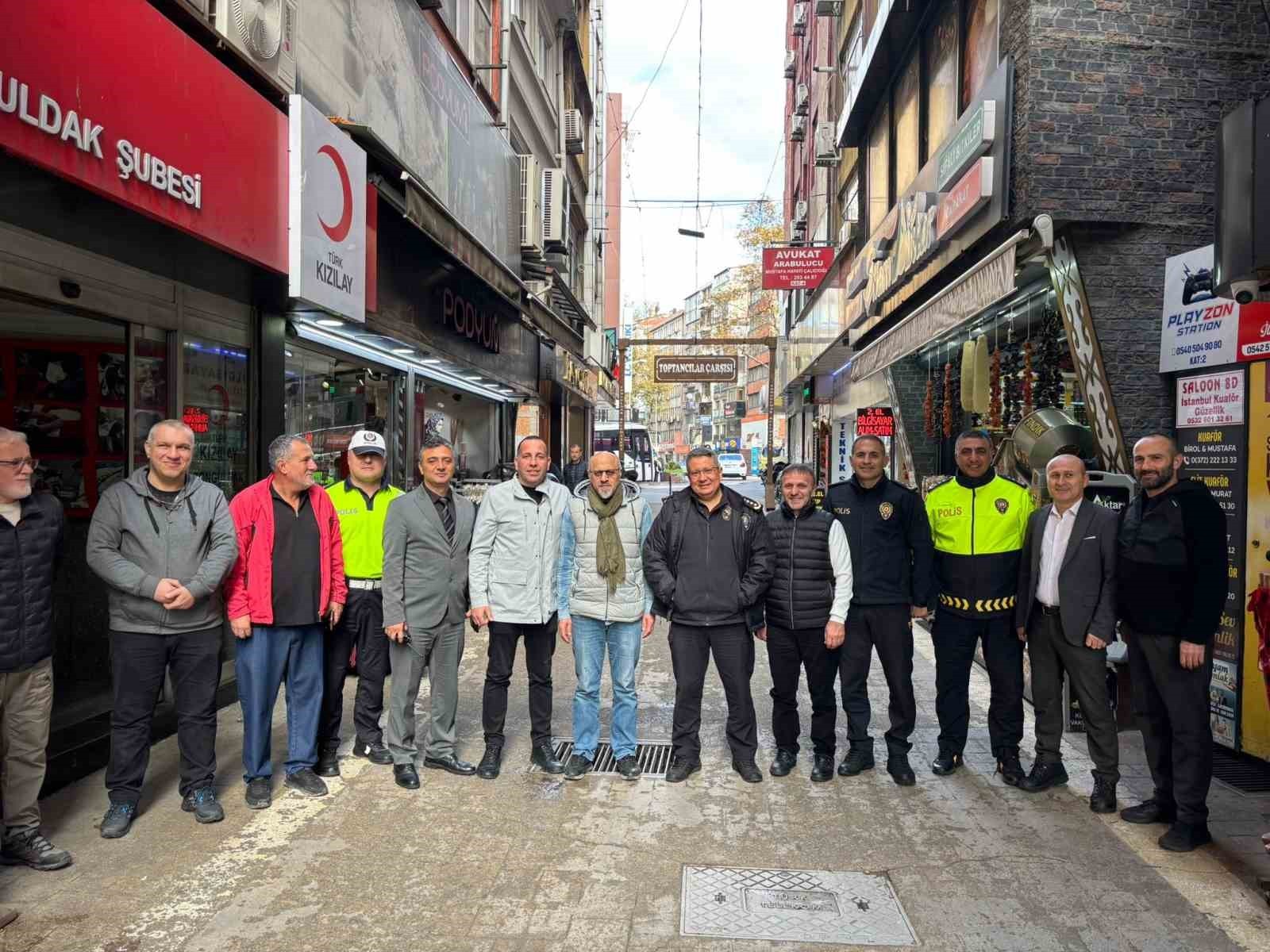 ZONGULDAK İL EMNİYET MÜDÜRÜ SİNAN ERGEN, FEVZİPAŞA CADDESİ TOPTANCILAR SOKAĞI'NDA ESNAFLAR İLE BİR...