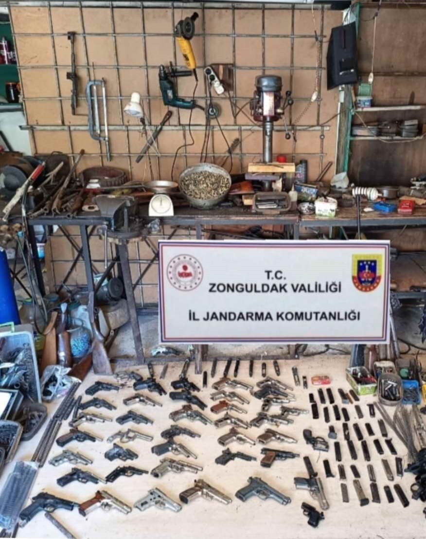 ZONGULDAK İL JANDARMA KOMUTANLIĞI EKİPLERİNİN ÇAYCUMA'DA DÜZENLEDİĞİ OPERASYONDA, 9 AYRI ADRESE EŞ...