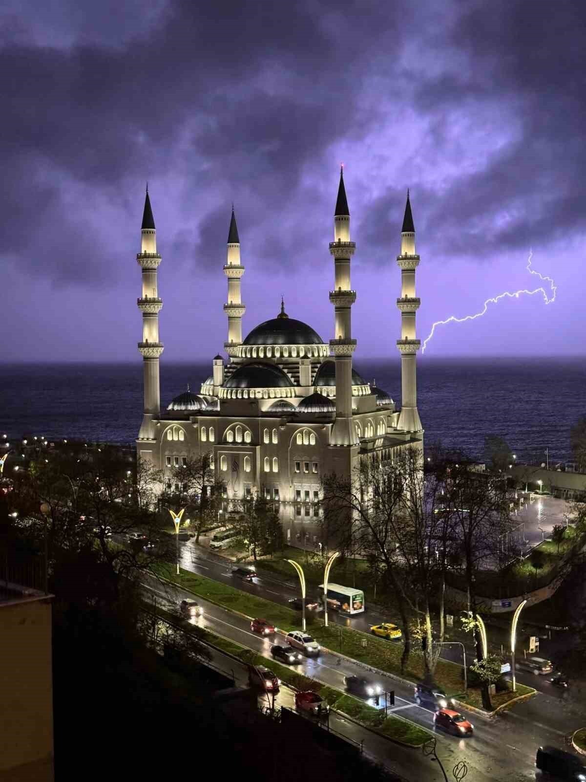 ZONGULDAK’TA AKŞAM SAATLERİNDE ETKİLİ OLAN SAĞANAK YAĞIŞLA BİRLİKTE KENT MERKEZİNDE ARDI ARDINA...