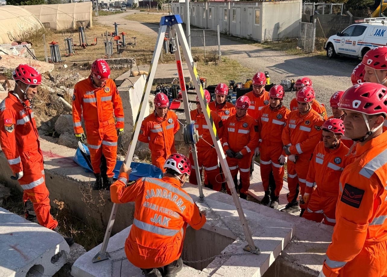 ZORLU ARAZİ VE HAVA ŞARTLARINDA GÖREV YAPAN JAK TİMLERİ, OLASI DOĞAL AFETLER, KAYBOLMA VAKALARI VE...