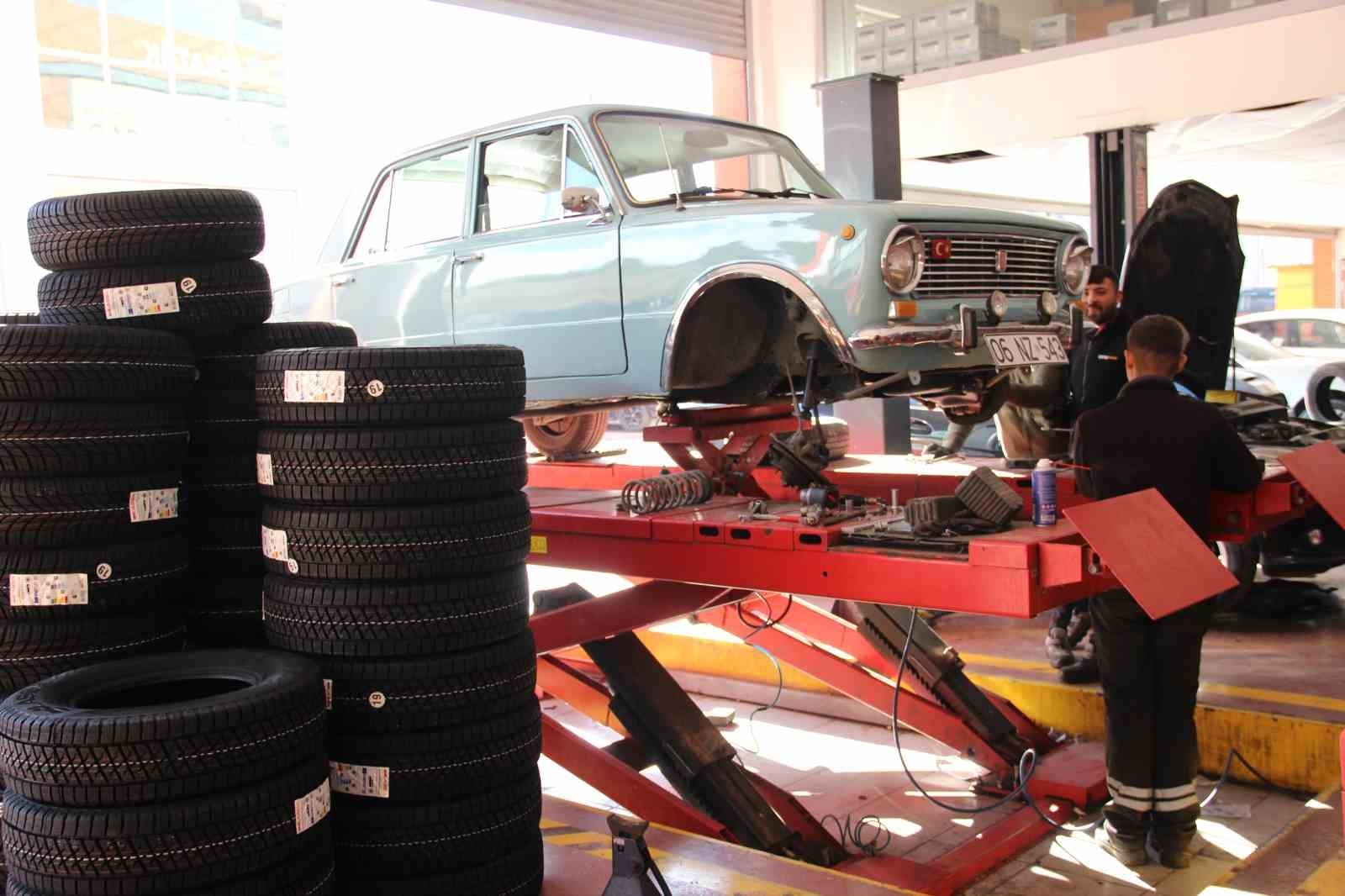 ZORUNLU KIŞ LASTİĞİ UYGULAMASINA SAYILI GÜNLER KALA, LASTİKÇİLERDE MESAİ BAŞLADI.