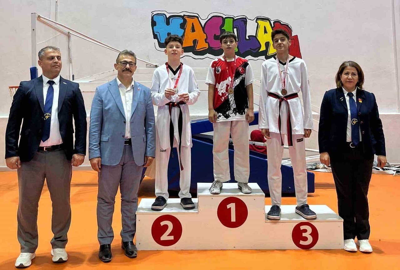 24 KASIM ÖĞRETMENLER GÜNÜ NEDENİYLE DÜZENLENEN TAEKWONDO TURNUVASI'NDA YAYTANSAY KULÜBÜ 10 MADALYA...