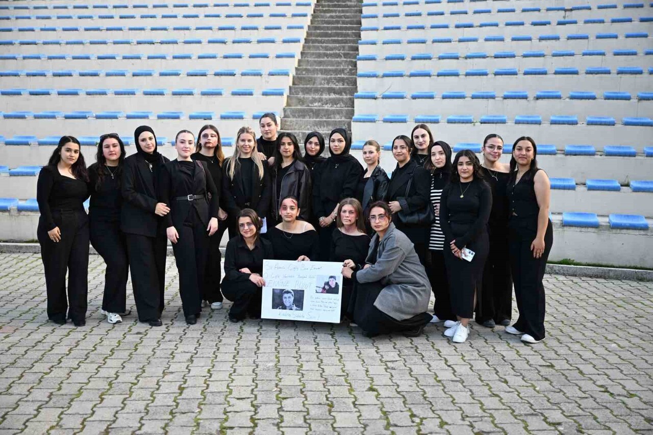 3 ARALIK DÜNYA ENGELLİLER GÜNÜ KAPSAMINDA SAHNELENEN ESER, İŞARET DİLİNİN BİRLEŞTİRİCİ GÜCÜNÜ...