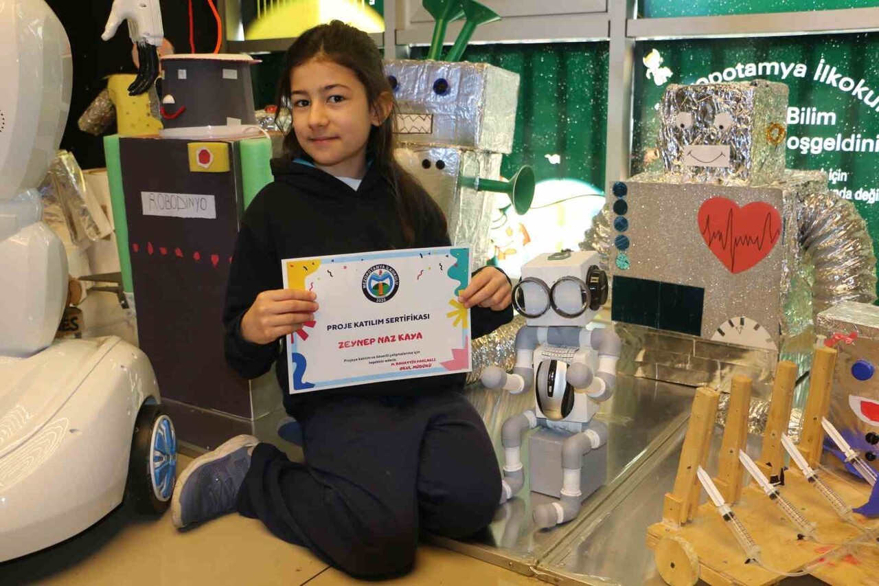 4’ÜNCÜ SINIF ÖĞRENCİSİ ZEYNEP NAZ KAYA, ''İLK ÖNCE ROBOTU ATIK MALZEMELERDEN YAPTIM. GERİ DÖNÜŞÜM...
