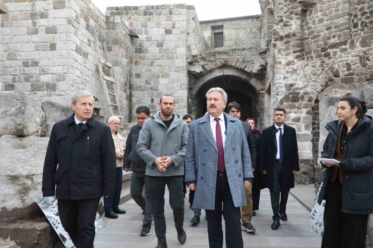 525 YILLIK TARİHİ GÖN HAN’I RESTORE EDEREK ÇEŞİTLİ ETKİNLİKLERE EV SAHİPLİĞİ YAPAN, YAŞAYAN BİR...