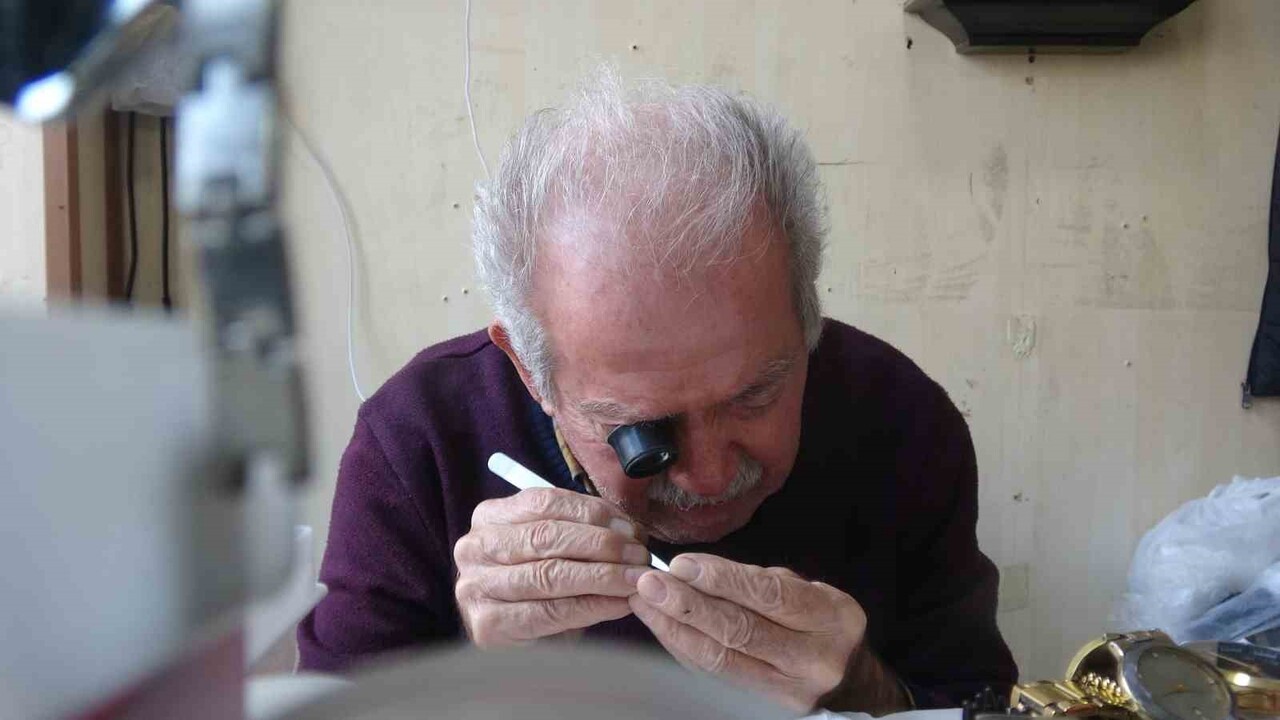 76 YAŞINDAKİ SAAT USTASI HAYRİ ÇALIŞKAN, 61 YIL ÖNCE İLK ADIMINI ATTIĞI MESLEĞİNİ 15 METREKARELİK...