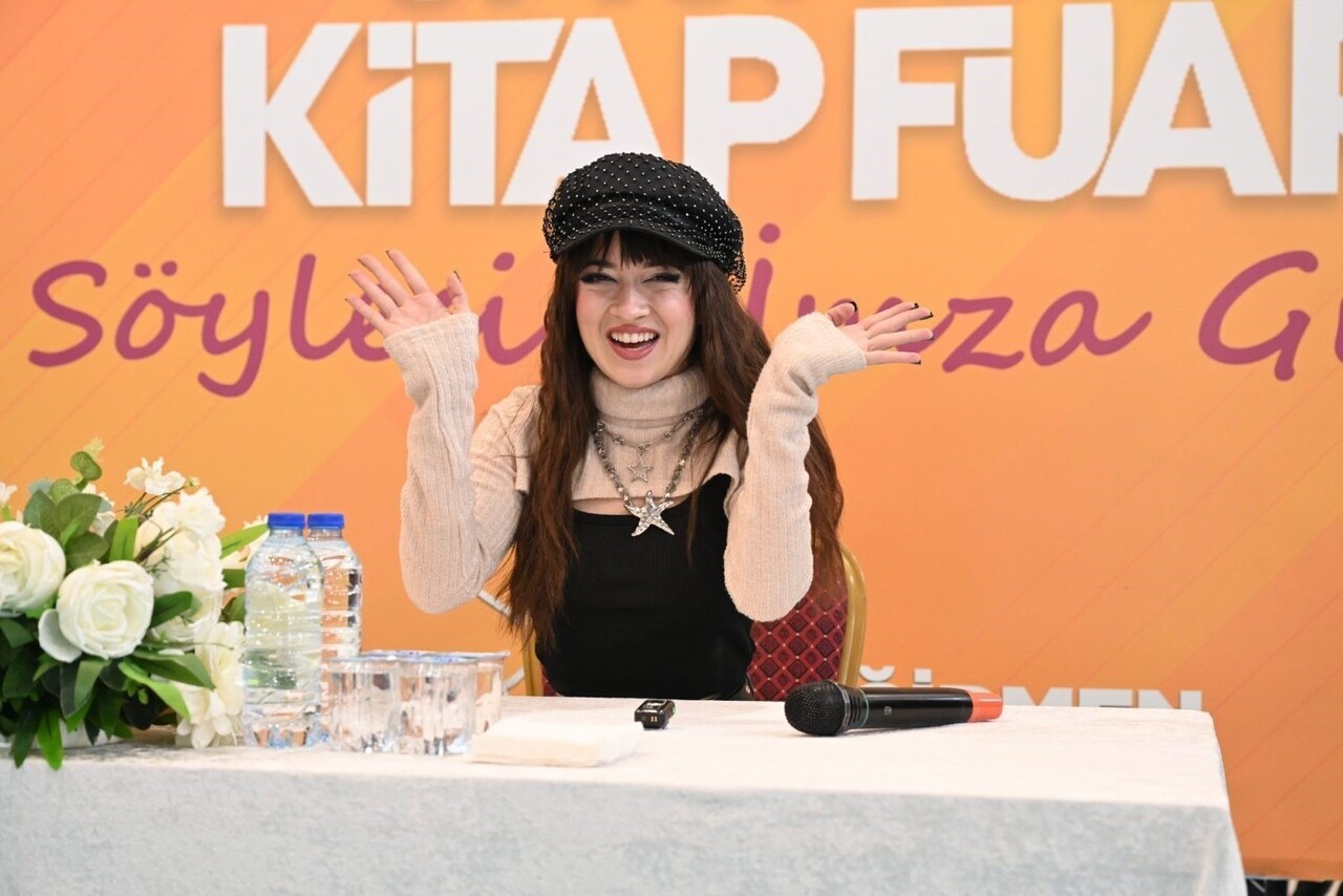 8. ISPARTA KİTAP FUARI'NA ÖZEL KONUK OLARAK KATILAN ŞARKICI MELİS FİS, HAYRANLARIYLA BULUŞTU...