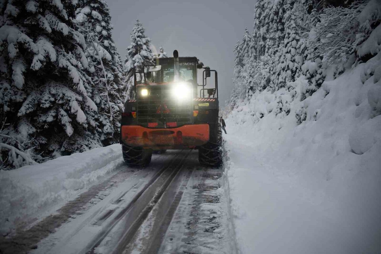 9 BİN 844 KİLOMETRELİK KÖY YOLUNDA KIŞ BOYUNCA ÇALIŞMA YÜRÜTECEK EKİPLER, VATANDAŞLARIN...