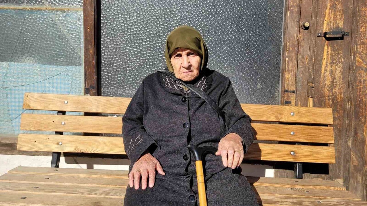 90 YAŞINDAKİ FİKRİYE NİNE MANİLERİYLE HAFIZALARA HAYRAN BIRAKIYOR