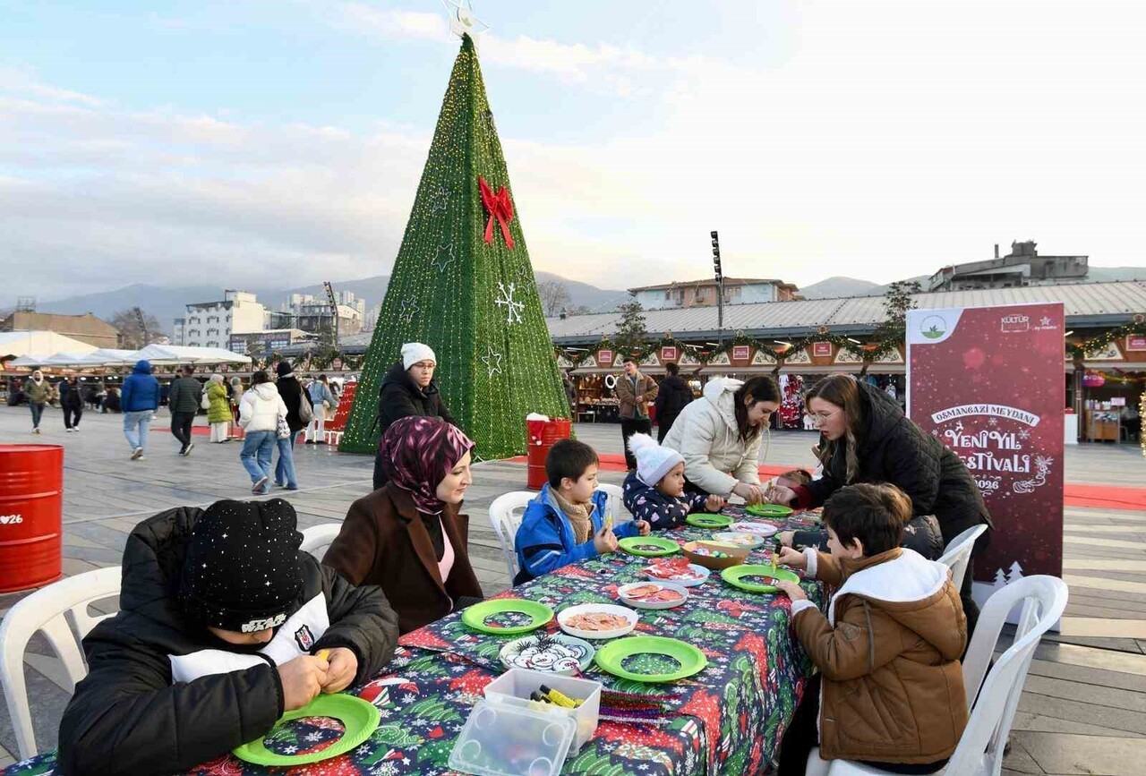AÇILDIĞI GÜNDEN BU YANA BURSALILARA YENİ BİR SOLUK KAZANDIRAN OSMANGAZİ MEYDANI, YENİ YILIN...