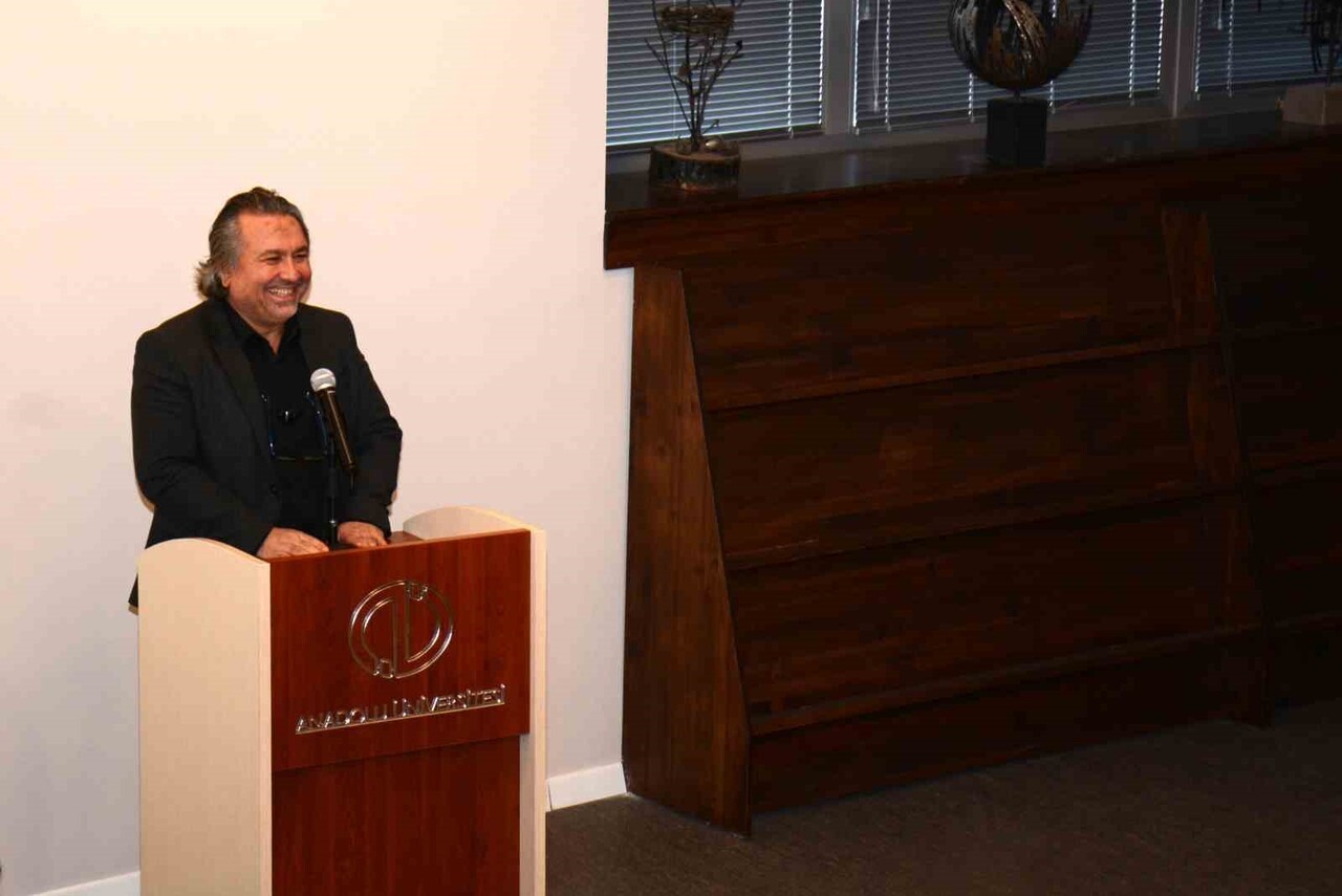 AÇILIŞ KONUŞMASINI ANADOLU ÜNİVERSİTESİ REKTÖR YARDIMCISI PROF. DR. KÖKSAL BÜYÜK YAPTI.