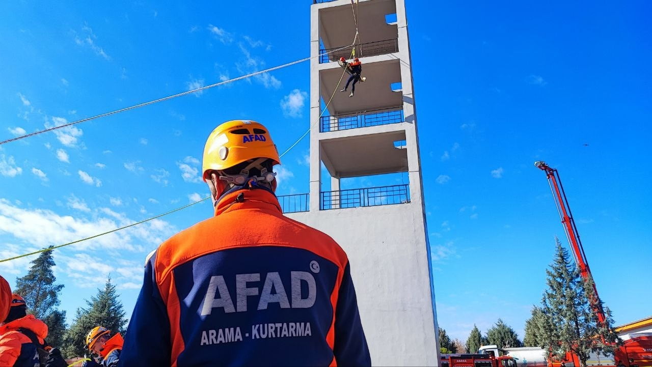 ADANA'DA AFAD TARAFINDAN 10 KURUMDAN 175 PERSONELİN KATILIMIYLA DEPREM TATBİKATI YAPILDI.