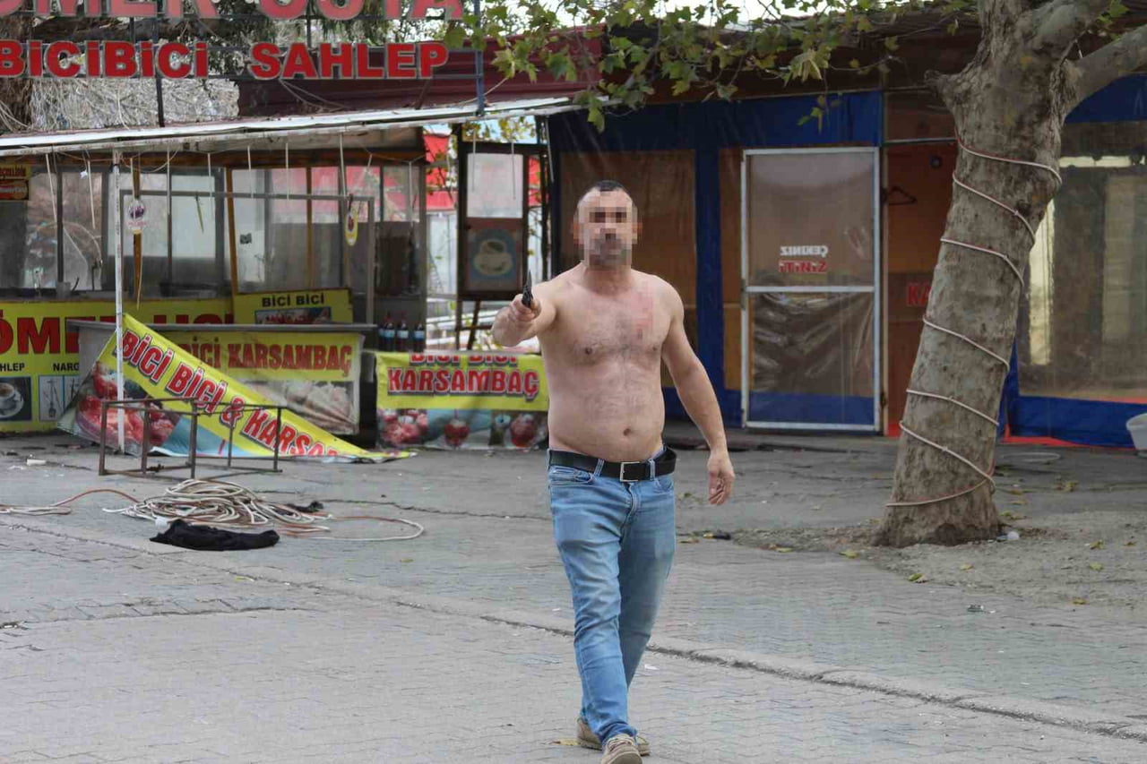 ADANA'DA AMERİKAN ADASI OLARAK BİLİNEN BÖLGEDE YIKIM SIRASINDA ORTALIK SAVAŞ ALANINA DÖNDÜ.