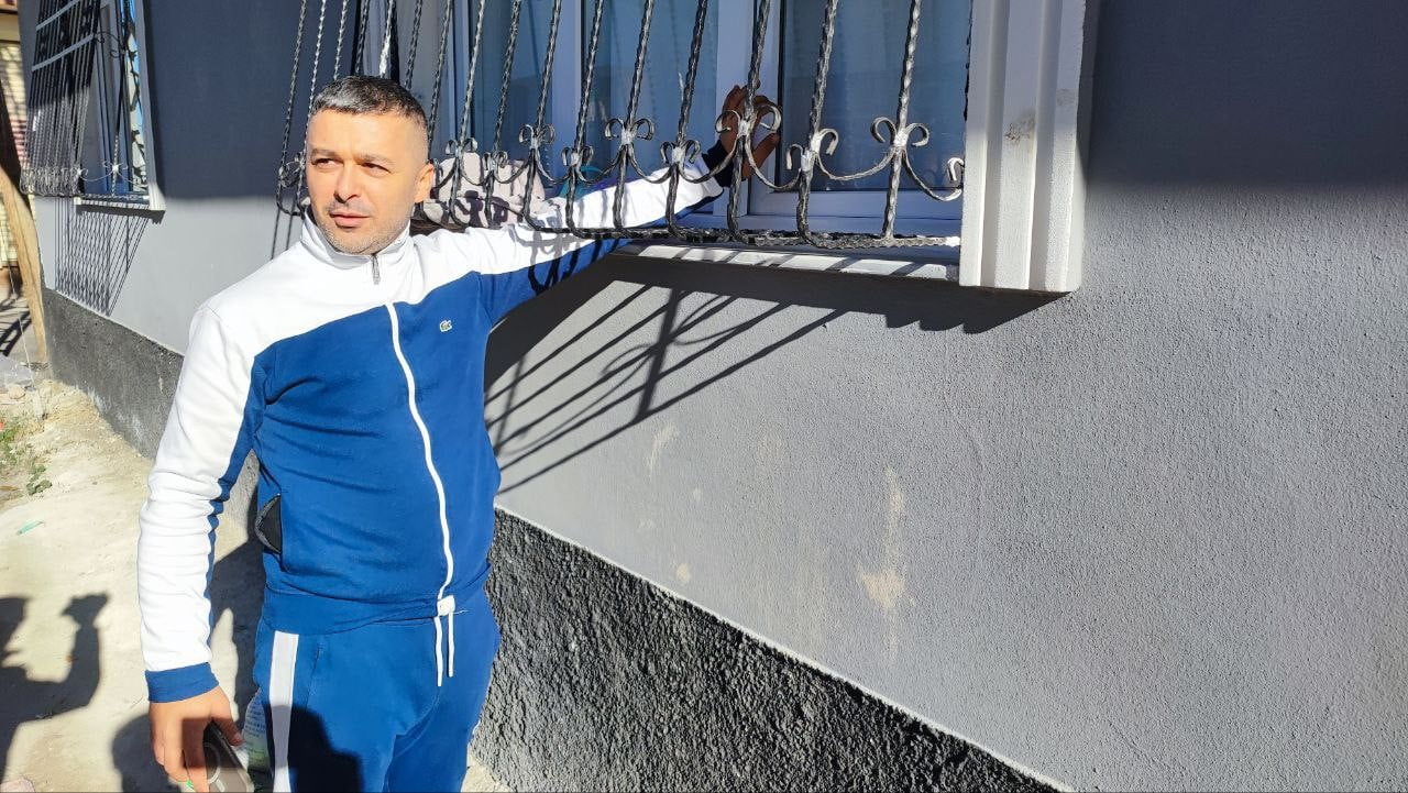 ADANA'DA BİR AİLENİN EVİNE SÜREKLİ GELEN KARGA ONLARLA ARKADAŞ GİBİ OLURKEN, KOMŞULARIN ÇORAP VE...