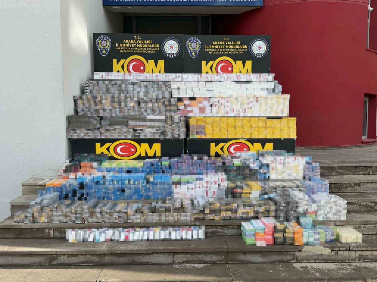 ADANA'DA BİR ARAÇTAN GÜMRÜK KAÇAĞI 16 BİN PAKET SİGARA İLE  BİN 500 ADET PURO ELE...