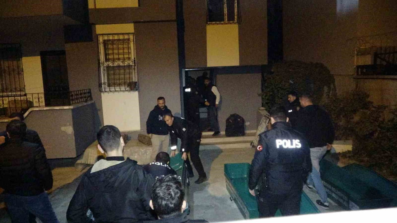 ADANA'DA BİR EVDE YAŞANAN AİLE FACİASI YÜREKLERİ DAĞLADI. BİR BABA HENÜZ BİLİNMEYEN BİR NEDENLE...