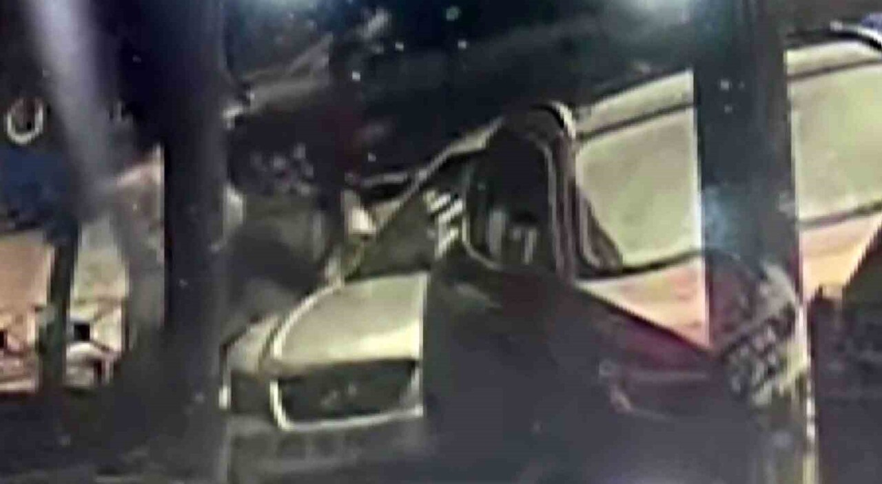 ADANA'DA BİR ŞAHIS, KALDIRIMDA YÜRÜRKEN PARK HALİNDEKİ OTOMOBİLİN DİKİZ AYNASINI TEKME ATARAK...