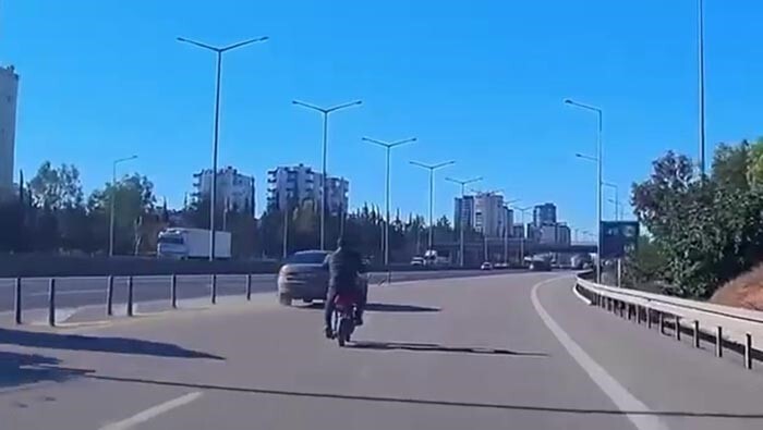 ADANA'DA BİSİKLET İLE OTOYOLDA ŞERİT DEĞİŞTİREN BİR KİŞİNİN KAZAYA SEBEBİYET VEREBİLECEK ANLARI...