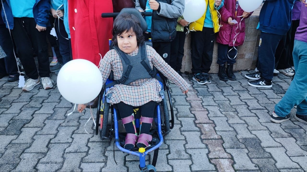 ADANA'DA İLKOKUL ÖĞRENCİLERİ, GAZZELİ ÇOCUKLAR İÇİN "BARIŞ" VE "ÖZGÜRLÜK" DİLEKLERİNİ UÇAN...