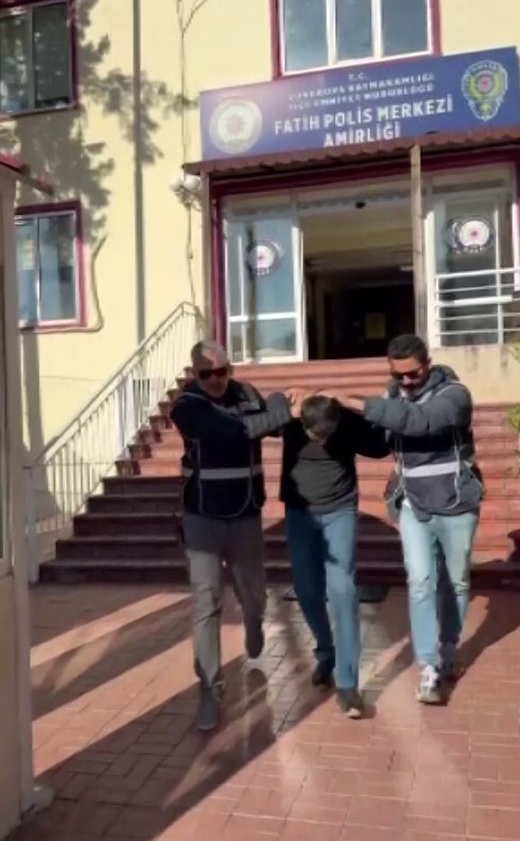 ADANA'DA KASTEN ÖLDÜRME SUÇUNDAN 26 YIL HAPİS CEZASIYLA ARANAN FİRARİ HÜKÜMLÜ, GÖL KENARINDA...