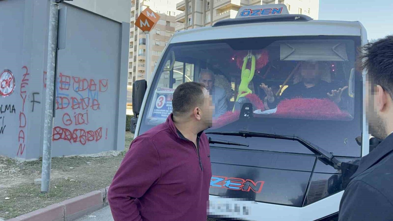 ADANA'DA TRAFİKTE YOL VERME TARTIŞMASI SONUCU PTT KARGO ARACININ ŞOFÖRÜ, DOLMUŞUN ÖNÜNÜ KESİP ‘SEN...