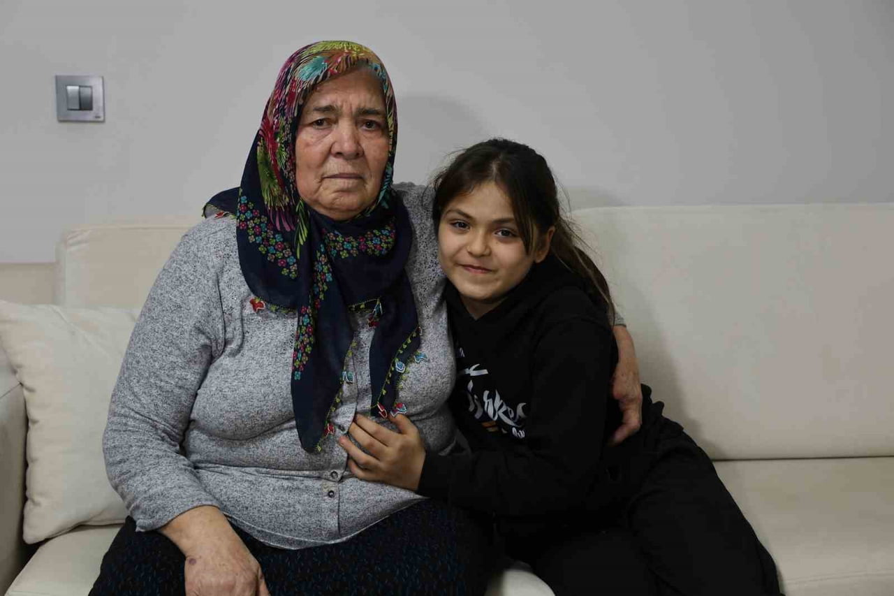 ADANA'DA YAŞAYAN 71 YAŞINDAKİ ELİF TOYGUŞ. 6 ŞUBAT DEPREMLERİNDE MERKEZ ÇUKUROVA İLÇESİNDEKİ METE...