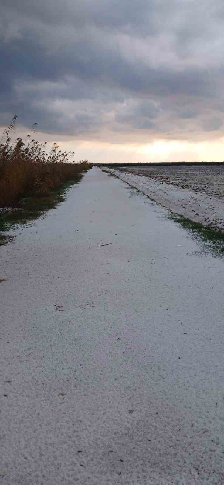 ADANA'NIN KARATAŞ İLÇESİNDE DOLU YAĞIŞI MEYDANA GELDİ. YOLLAR BEYAZA BÜRÜNDÜ.
