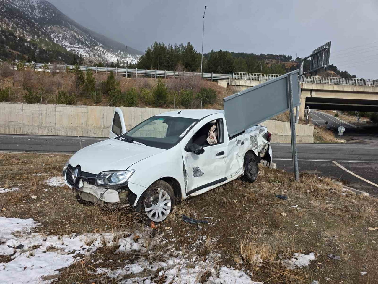 ADANA'NIN POZANTI İLÇESİNDE OTOMOBİL İLE TIR ÇARPIŞTI.