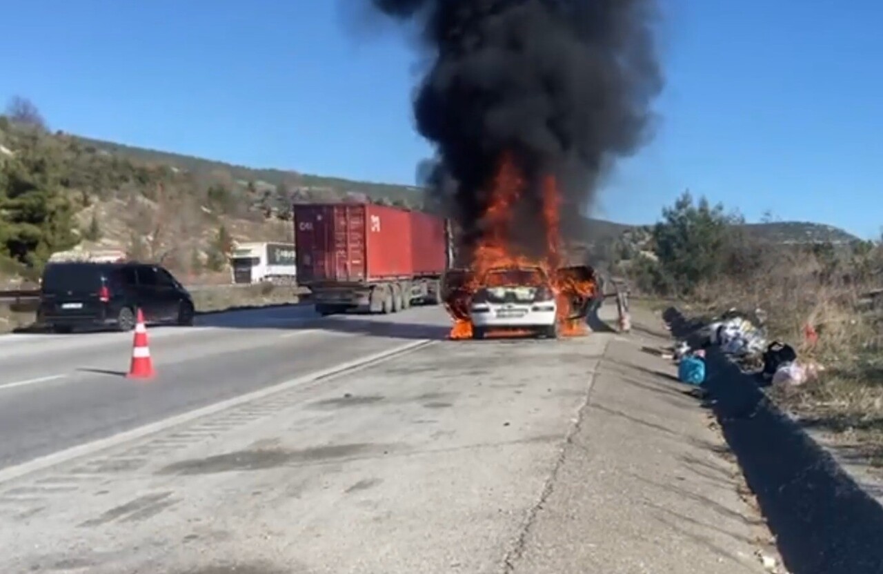 ADANA'NIN POZANTI İLÇESİNDE OTOYOLDA OTOMOBİL ALEV TOPUNA DÖNDÜ.