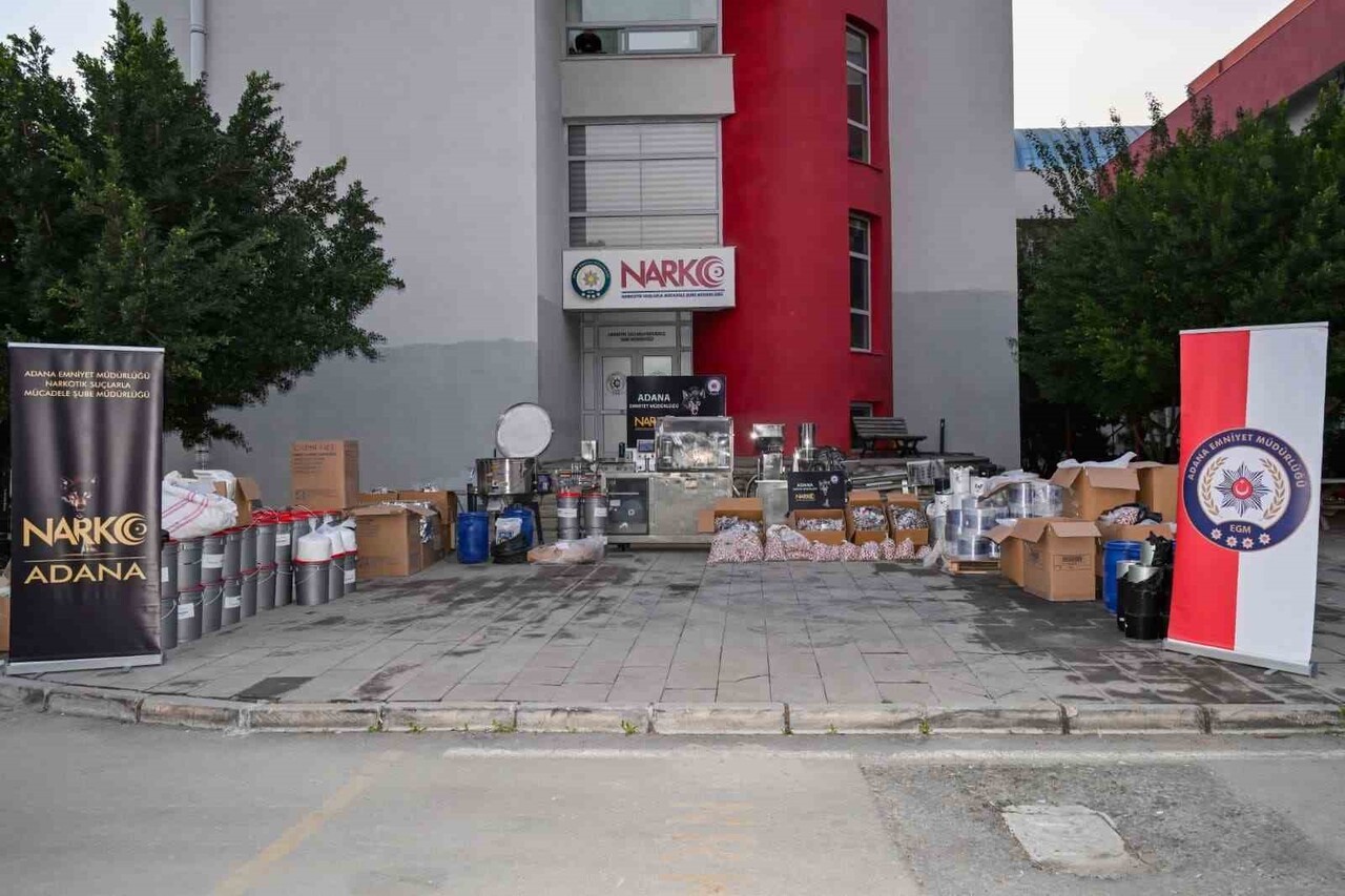 ADANA’DA 1 GERİ DÖNÜŞÜM MERKEZİ, 2 İŞ YERİ VE 2 ARAÇTA YAPILAN ARAMALARDA 262 BİN 473 UYUŞTURUCU...