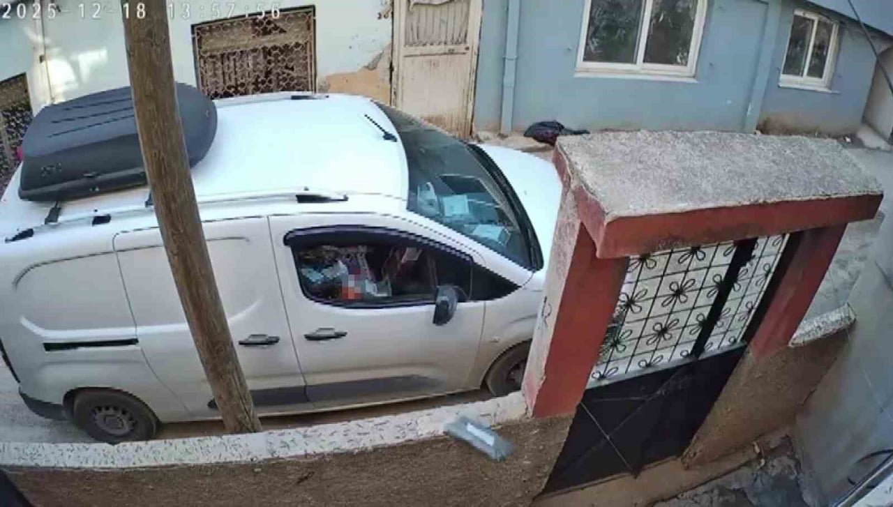 ADANA’DA BİR KARGOCU, MÜŞTERİSİ SİNEM ŞAHİN’E (20) TESLİM EDECEĞİ KARGOYU ARACINDAN DAHİ İNMEDEN...