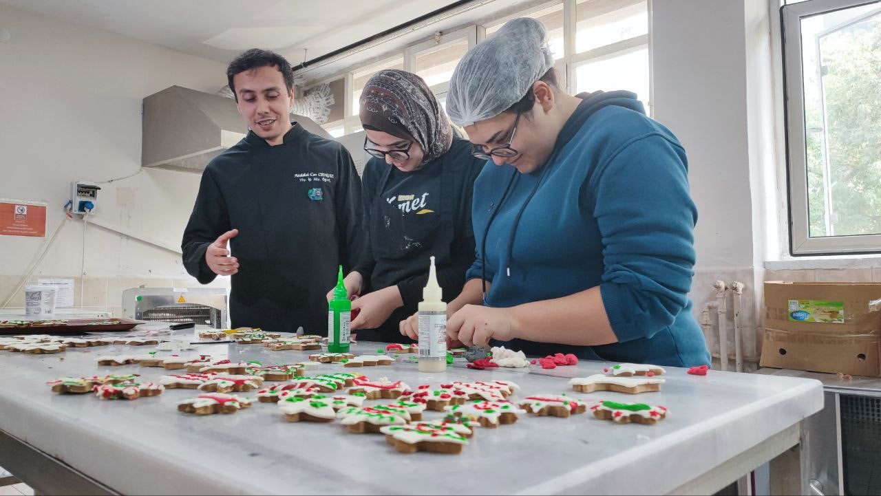 ADANA’DA BİR MESLEK LİSESİ ÖĞRETMEN VE ÖĞRENCİLERİ, OKUL BÜNYESİNDE HALKA AÇIK BİR KAFE AÇTI....