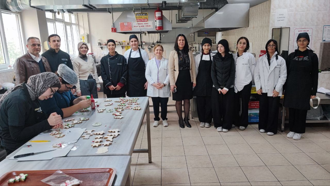 ADANA’DA BİR MESLEK LİSESİ ÖĞRETMEN VE ÖĞRENCİLERİ, OKUL BÜNYESİNDE HALKA AÇIK BİR KAFE AÇTI....